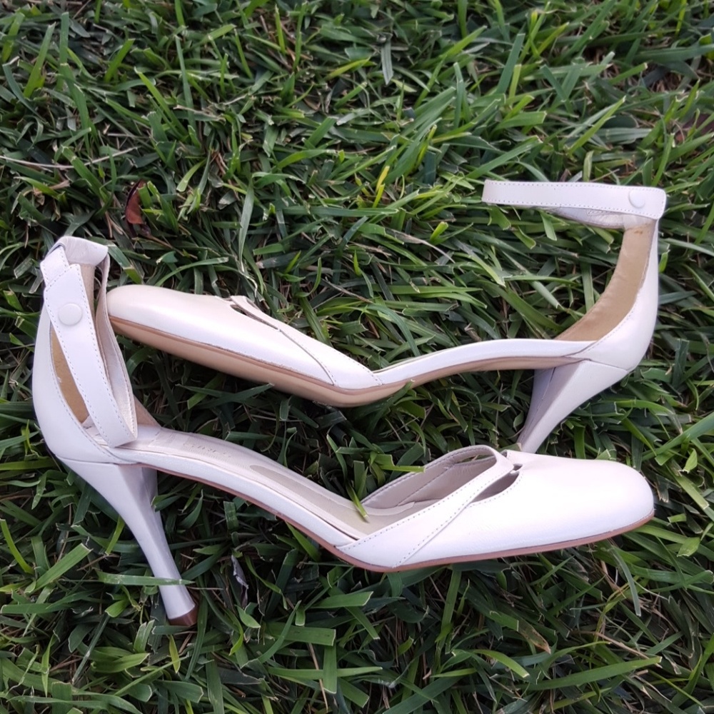 Beautiful leather BCBG heels!!
